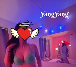 胸大活好的亚裔少妇，本人照片